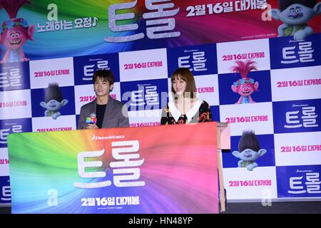 Seul in Corea. Il giorno 08 Febbraio, 2017. Sungkyung Lee e Hyungsik Park ha mostrato in anteprima di film di animazione "Troll' a Seul, in Corea il 08 febbraio, 2017.(Cina e Corea diritti) Credito: TopPhoto/Alamy Live News Foto Stock