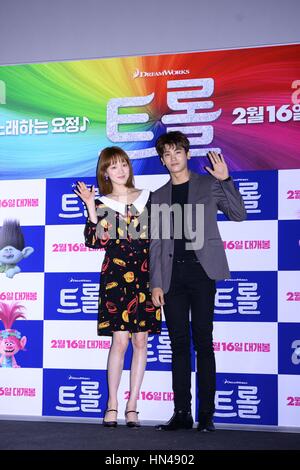 Seul in Corea. Il giorno 08 Febbraio, 2017. Sungkyung Lee e Hyungsik Park ha mostrato in anteprima di film di animazione "Troll' a Seul, in Corea il 08 febbraio, 2017.(Cina e Corea diritti) Credito: TopPhoto/Alamy Live News Foto Stock