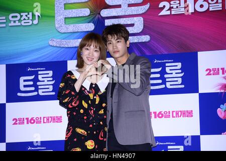 Seul in Corea. Il giorno 08 Febbraio, 2017. Sungkyung Lee e Hyungsik Park ha mostrato in anteprima di film di animazione "Troll' a Seul, in Corea il 08 febbraio, 2017.(Cina e Corea diritti) Credito: TopPhoto/Alamy Live News Foto Stock