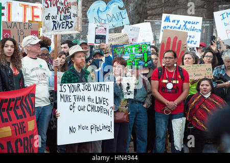 Washington DC, Stati Uniti d'America. 8 febbraio, 2017. I dimostranti protestano contro Dakota Pipeline di accesso al di fuori della Casa Bianca. Credito: Kirk Treakle/Alamy Live News Foto Stock