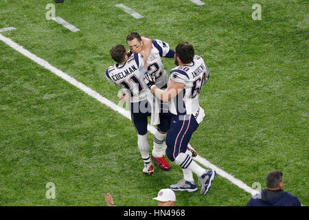 Houston, Texas, Stati Uniti d'America. 05 feb 2017. New England Patriots wide receiver Julian Edelman (11) e il New England Patriots centre David Andrews (60) celebrare dopo il Super Bowl LI tra New England Patriots e i falchi di Atlanta a NRG Stadium di Houston, Texas. Charles Baus/CSM/Alamy Live News Foto Stock