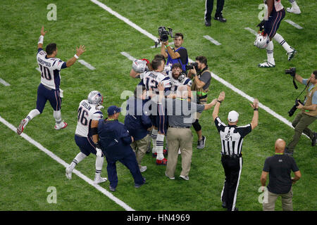 Houston, Texas, Stati Uniti d'America. 05 feb 2017. New England Patriots wide receiver Julian Edelman (11) e il New England Patriots centre David Andrews (60) celebrare dopo il Super Bowl LI tra New England Patriots e i falchi di Atlanta a NRG Stadium di Houston, Texas. Charles Baus/CSM/Alamy Live News Foto Stock