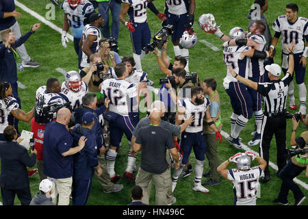 Houston, Texas, Stati Uniti d'America. 05 feb 2017. New England Patriots wide receiver Julian Edelman (11) e il New England Patriots centre David Andrews (60) celebrare dopo il Super Bowl LI tra New England Patriots e i falchi di Atlanta a NRG Stadium di Houston, Texas. Charles Baus/CSM/Alamy Live News Foto Stock