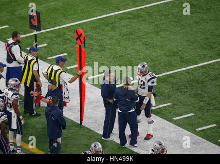 Houston, Texas, Stati Uniti d'America. 05 feb 2017. New England Patriots head coach Bill Belichick e New England Patriots coordinatore offensivo Josh McDaniels in azione durante il Super Bowl LI tra New England Patriots e i falchi di Atlanta a NRG Stadium di Houston, Texas. Charles Baus/CSM/Alamy Live News Foto Stock