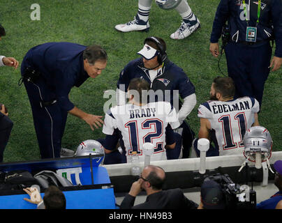 Houston, Texas, Stati Uniti d'America. 05 feb 2017. New England Patriots head coach Bill Belichick, New England Patriots coordinatore offensivo Josh McDaniels e New England Patriots wide receiver Julian Edelman (11) in azione durante il Super Bowl LI tra New England Patriots e i falchi di Atlanta a NRG Stadium di Houston, Texas. Charles Baus/CSM/Alamy Live News Foto Stock