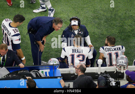 Houston, Texas, Stati Uniti d'America. 05 feb 2017. New England Patriots head coach Bill Belichick, New England Patriots coordinatore offensivo Josh McDaniels e New England Patriots wide receiver Julian Edelman (11) in azione durante il Super Bowl LI tra New England Patriots e i falchi di Atlanta a NRG Stadium di Houston, Texas. Charles Baus/CSM/Alamy Live News Foto Stock