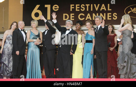 Harrison Ford, Calista Flockhart, Mellody Hobson, George Lucas, Steven Spielberg, Kate Capshaw, Cate Blanchett, Karen Allen e Shia LaBeouf arriva in Indiana Jones e il Regno del Teschio di Cristallo di Premiere presso il Palais des Festivals durante la 61International festival di pellicola di Cannes il 18 maggio 2008 a Cannes, Francia. Foto di Francesco Specker Foto Stock