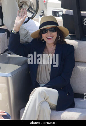 Joan Collins su una barca presso Eden Roc il 18 maggio 2008 a Antibes, Francia. Foto di Francesco Specker Foto Stock