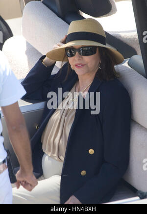 Joan Collins su una barca presso Eden Roc il 18 maggio 2008 a Antibes, Francia. Foto di Francesco Specker Foto Stock