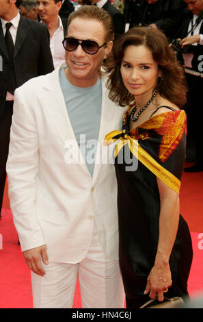 Gladys Portugues e Jean Claude Van Damme arriva a Un Conte de Noel premiere presso il Palais des Festivals durante il 61° Festival Internazionale del Cinema di Cannes il 16 maggio 2008 a Cannes, Francia. Foto di Francesco Specker Foto Stock