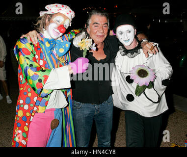 Fashion designer Roberto Cavalli pone con pagliacci al Cannes Film Festival di Cannes, Francia, il 20 maggio 2007. Photo credit: Francesco Specker Foto Stock