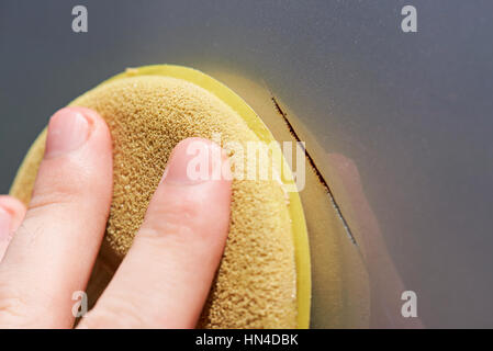 Maschio che rimuove la polvere dalle tende con un aspirapolvere  professionale in ambienti interni Foto stock - Alamy