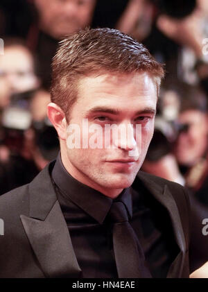 Robert Pattinson arriva per la premiere del film, Mappe per le stelle, al festival di pellicola di Cannes il 19 maggio 2014, a Cannes, Francia. Foto di Francesco Specker Foto Stock