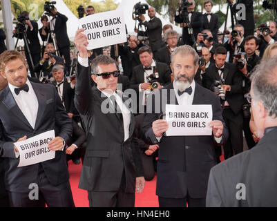 Il cast di parti soggette a usura 3, Kellan Lutz, Antonio Banderas e Mel Gibson tenere fino a riportare le nostre ragazze segni sul tappeto rosso al Festival del Cinema di Cannes il 18 maggio 2014, a Cannes, Francia. Foto di Francesco Specker Foto Stock