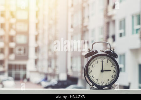 Ore 3 orologio retrò con il clock sfondo condominio. Foto Stock