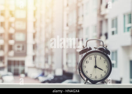 Ore 4 orologio retrò con il clock sfondo condominio. Foto Stock