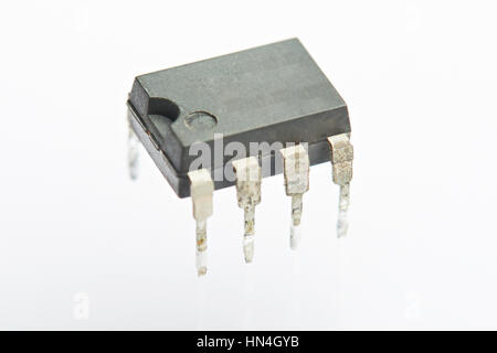 Ravvicinata di un resistore elettrico isolato su bianco Foto Stock