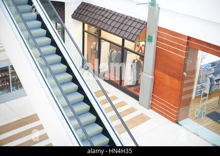 Vuoto in escalator shop mall con finestra Foto Stock