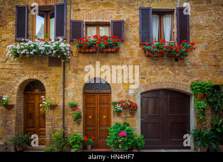 Fronti di casa in collina toscana città di Pienza Foto Stock