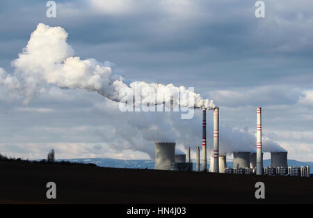 Fumo enorme dal marrone centrali a carbone vegetale factory Foto Stock