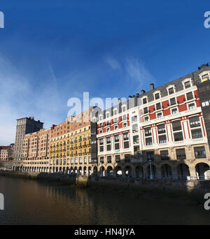 Skyline di Bilbao, il comune più grande della comunità autonoma del Paese basco, con vista del fiume Nervion, palazzi ed edifici Foto Stock