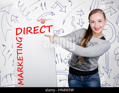 Giovane donna azienda lavagna con la scrittura parola: direct marketing. Tecnologia, internet, business e marketing. Foto Stock