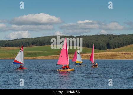 Derive o yachts su Llyn Brenig serbatoio nel Galles del Nord Foto Stock