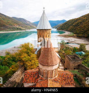 Ananuri castello-fortezza complesso sul fiume Aragvi in Georgia. La vista dalla torre. Monumenti in stile georgiano. Serbatoio Zhinvali Foto Stock