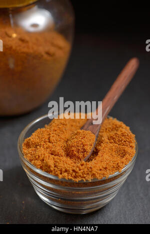 Palma da cocco zucchero sulla piastra di ardesia Foto Stock