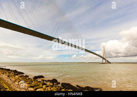 Honfleur, Francia - 12 Maggio 2014: Pont de Normandie ponte che attraversa il fiume Senna tra Le Havre e Honfleur, collegando le regioni francesi della Haute- Foto Stock