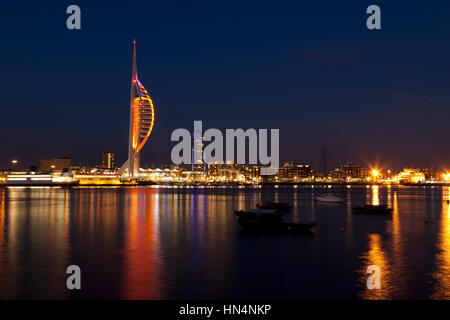 Portsmouth, Hampshire, Regno Unito - 14 Maggio 2014: Lungomare di Portsmouth con Spinnaker Tower e docklands di notte Foto Stock