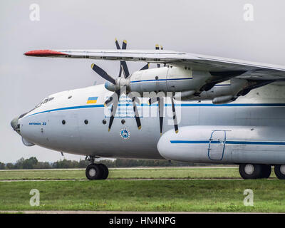 Regione di Kiev, Ucraina - 25 Settembre 2008: Antonov An-22 a turboelica cargo aereo sulla pista di rullaggio prima del volo Foto Stock