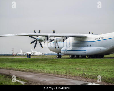 Regione di Kiev, Ucraina - 25 Settembre 2008: Antonov An-22 a turboelica cargo aereo sulla pista di rullaggio e Antonov un-225 Mriya sullo sfondo Foto Stock