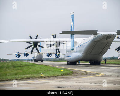 Regione di Kiev, Ucraina - 25 Settembre 2008: Antonov An-22 a turboelica cargo aereo sulla pista di rullaggio e Antonov un-70 sullo sfondo Foto Stock