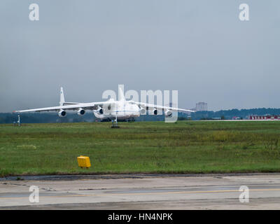 Regione di Kiev, Ucraina - 25 Settembre 2008: Antonov un-225 Mriya cargo aereo è il decollo dall'aeroporto Foto Stock