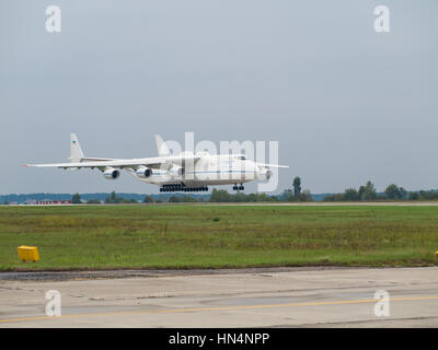 Regione di Kiev, Ucraina - 25 Settembre 2008: Antonov un-225 Mriya cargo aereo atterra dopo un volo Foto Stock