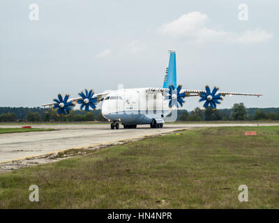 Regione di Kiev, Ucraina - 25 Settembre 2008: Antonov un turboelica-70 cargo aereo in rullaggio dopo un volo Foto Stock