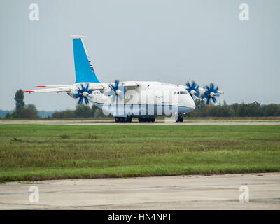 Regione di Kiev, Ucraina - 25 Settembre 2008: Antonov un turboelica-70 cargo aereo il decollo Foto Stock