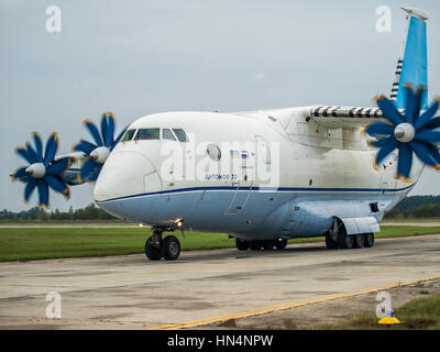 Regione di Kiev, Ucraina - 25 Settembre 2008: Antonov un turboelica-70 cargo aereo in rullaggio dopo un volo Foto Stock