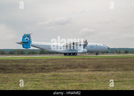 Regione di Kiev, Ucraina - 25 Settembre 2008: Antonov An-22 a turboelica cargo aereo è tenuto fuori dalla pista Foto Stock