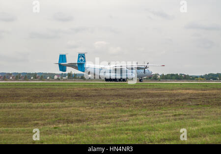 Regione di Kiev, Ucraina - 25 Settembre 2008: Antonov An-22 a turboelica cargo aereo sta prendendo piede in un giorno nuvoloso Foto Stock