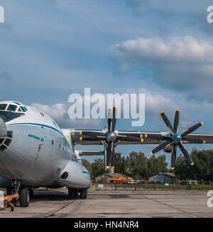 Regione di Kiev, Ucraina - 25 Settembre 2008: Antonov An-22 a turboelica cargo aereo parcheggiato sul campo d'aviazione Foto Stock