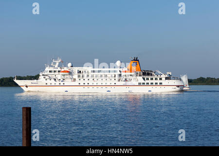 Stade, Germania - 5 Giugno 2015: nave da crociera MS BREMEN, azionato da Hapag-Lloyd Expedition Cruises, lasciando Amburgo sul fiume Elba. Foto Stock