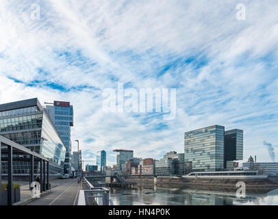 DUESSELDORF, Germania - 20 gennaio 2017: Il nuovo Media Harbour ospita molti moderni edifici per uffici e hotel Foto Stock