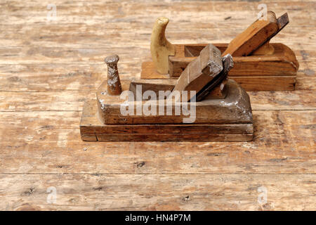 Gli sfondi e texture: due vecchio falegname piani su un banco di lavoro in legno Foto Stock