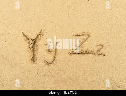 Alfabeto lettere scritte a mano in sabbia sulla spiaggia Foto Stock