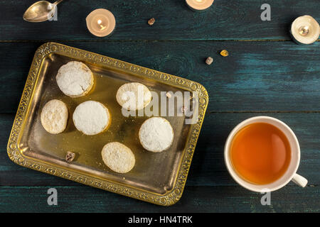 Conchiglie e ciottoli con business card per copyspace Foto Stock