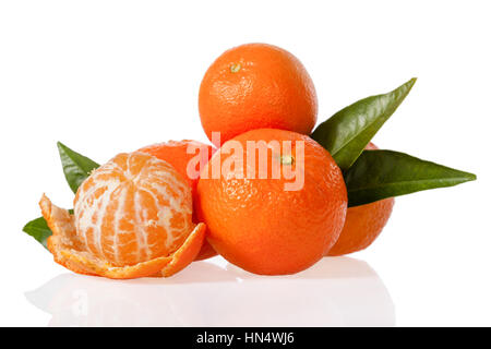Clementine con un sbucciate clementina isolati su sfondo bianco Foto Stock