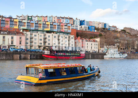 BRISTOL, Regno Unito - 21 febbraio: un traghetto passa i colorati edifici nell'area Hotwells di Bristol, Inghilterra il 21 Feb 2010. Il Bristol Ferry Bo Foto Stock
