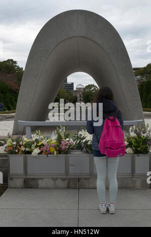 Donna orante presso il Memorial il Cenotafio nel Parco del Memoriale della Pace. Hiroshima, Giappone, Asia Foto Stock